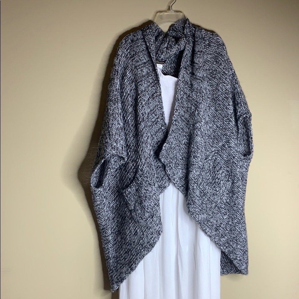 Iperico made in Italy Gray and Black Sweater Shawl